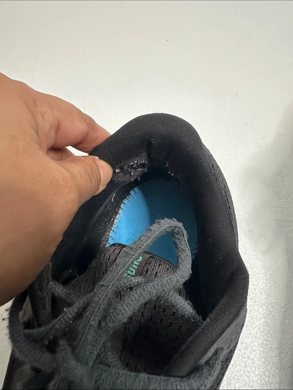Brooks Men’s Ghost MAX2 Running Shoes - Black with Teal Accent size 11.5